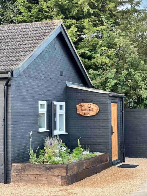 The Saddle Inn, Snetterton Circuit Norwich Exterior photo